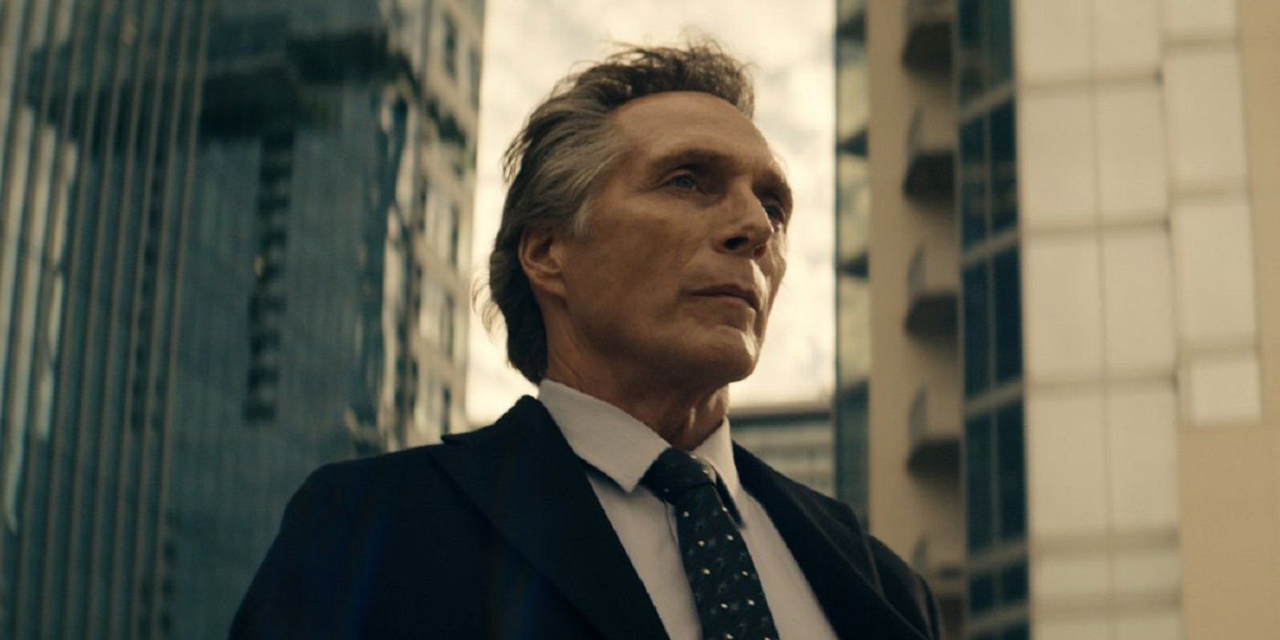 William Fichtner's Dellrayne standing in a cityscape in Hypnotic