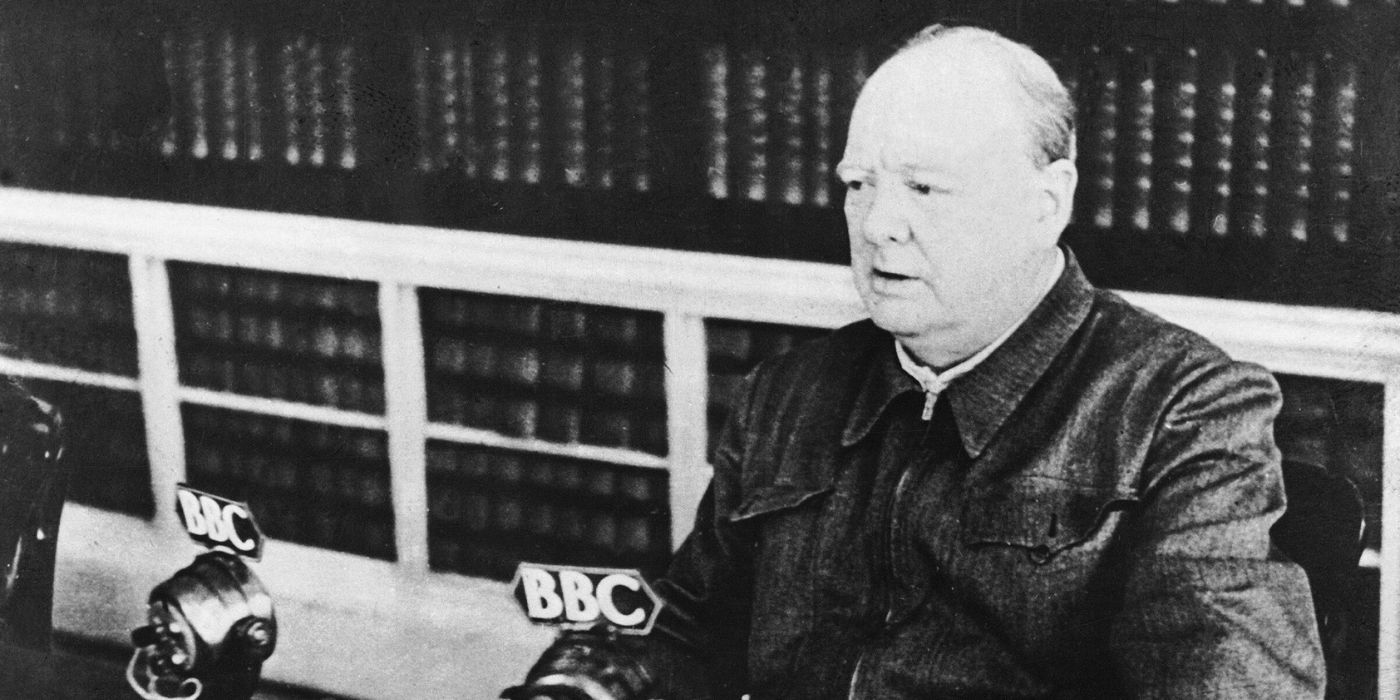 Winston Churchill falando em um microfone da BBC