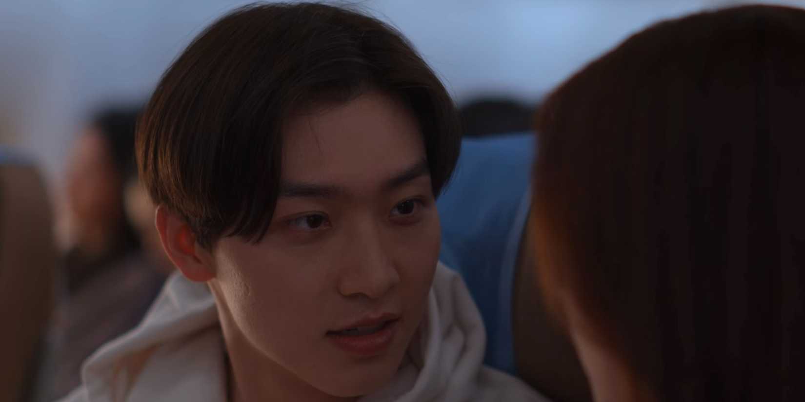 Min Ho looks at Kitty on the plane in XO, Kitty season 1's ending