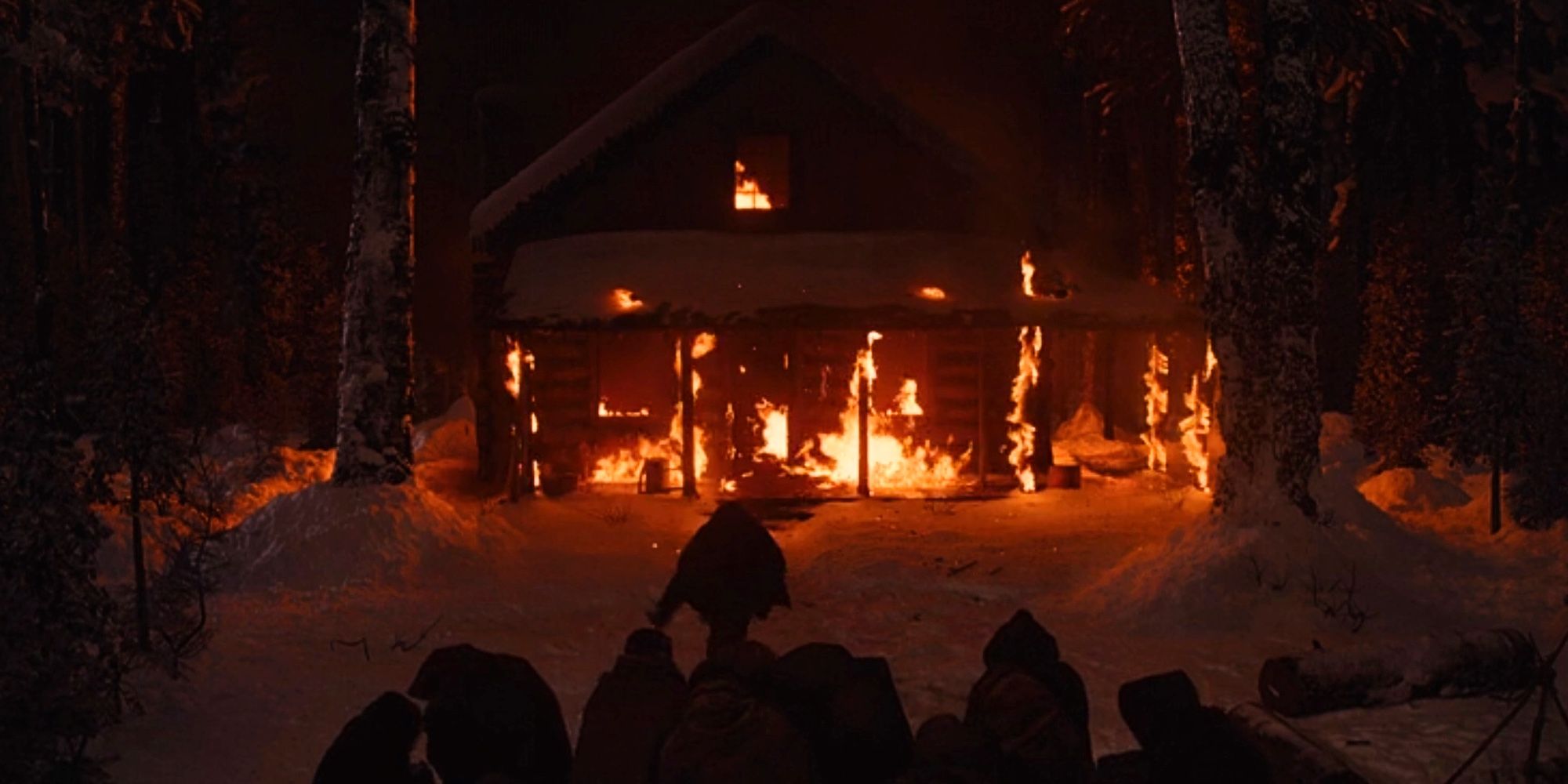 Sobreviventes assistindo a cabana queimar no episódio 9 da 2ª temporada de Yellowjackets.
