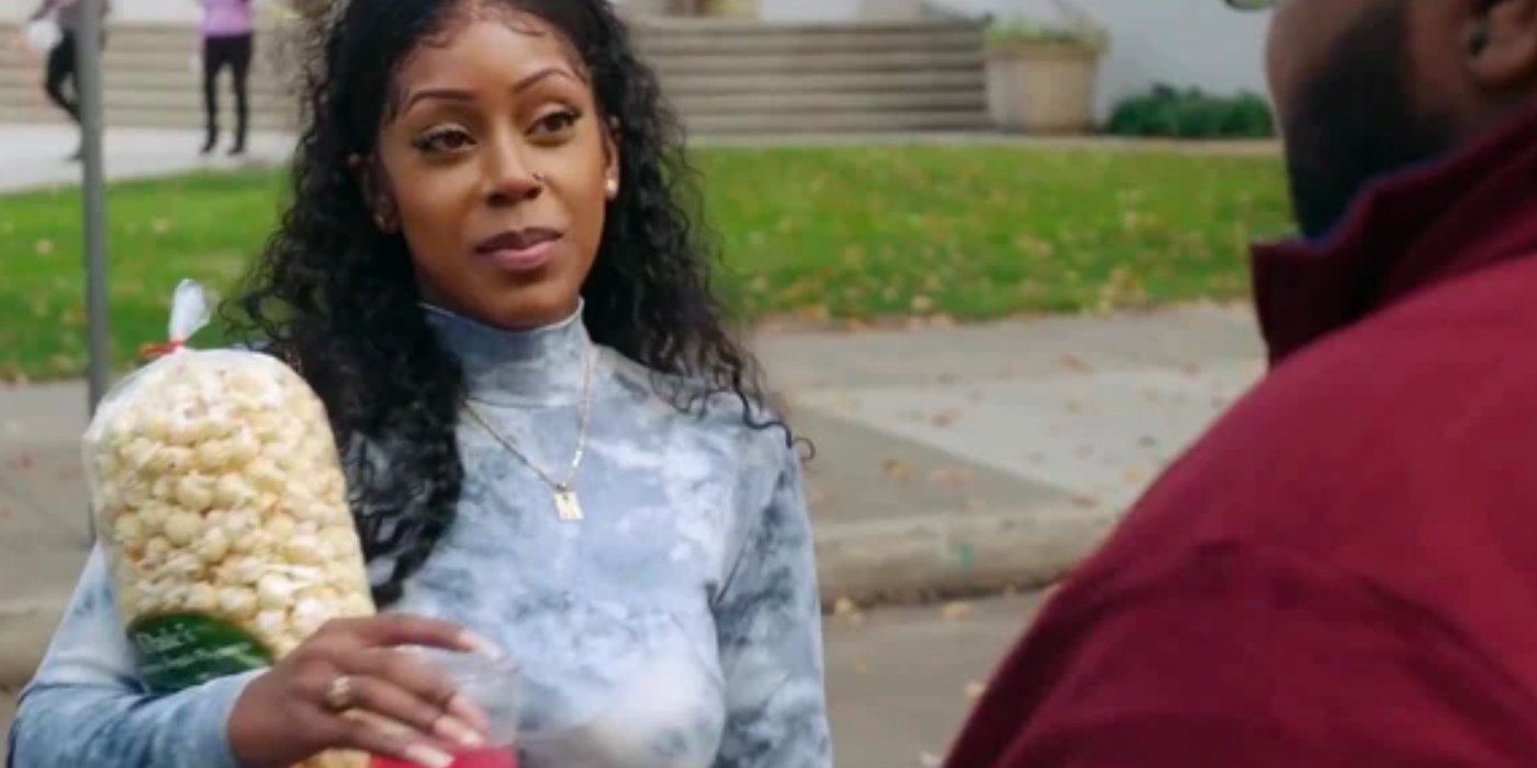 90 Day Fiancé’s Tyray Mollett and his sister Lashanti, holding popcorn