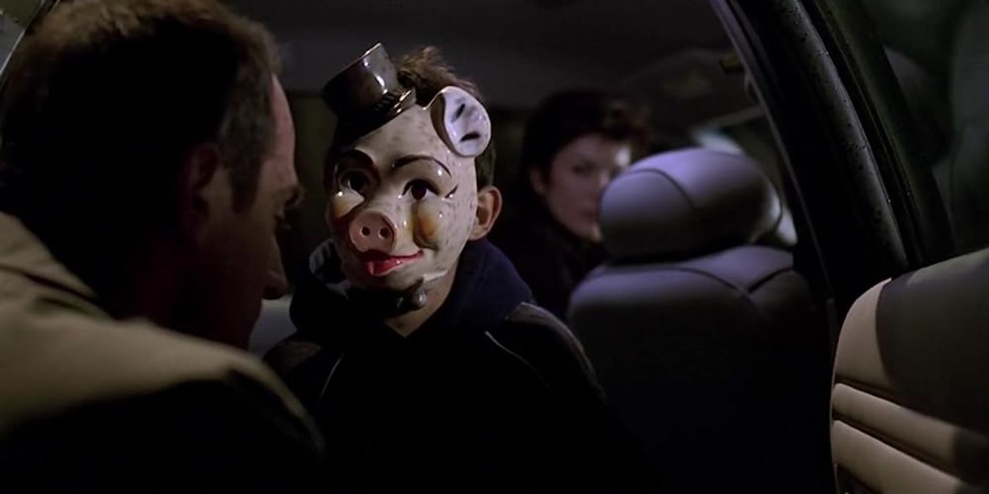 Uma criança mascarada olhando para Stabler no episódio Baby Killer de SVU