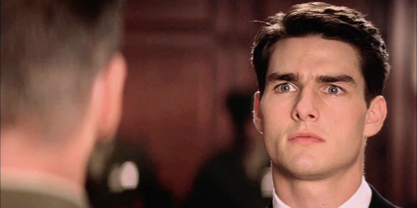 Tom Cruise mira intensamente a Kevin Bacon durante una de las escenas en la sala del tribunal de A Few Good Men