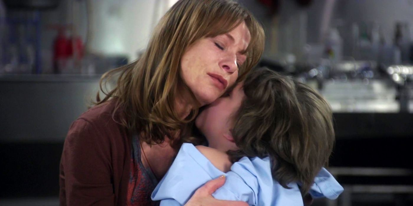 Uma mulher segurando seu filho no episódio SVU Shattered