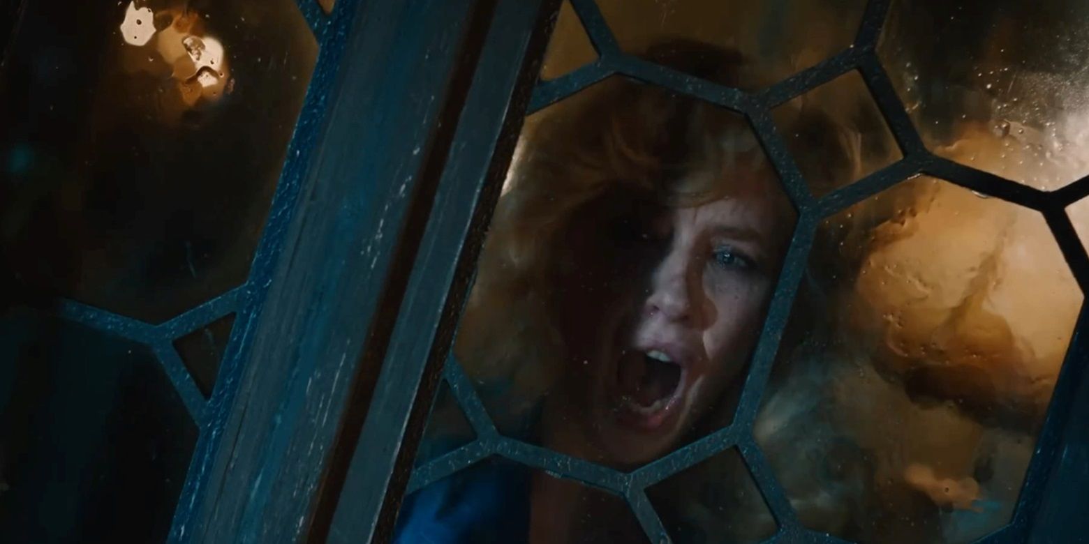 Kelly Reilly como Rowena Drake en una ventana en A Haunting in Venice