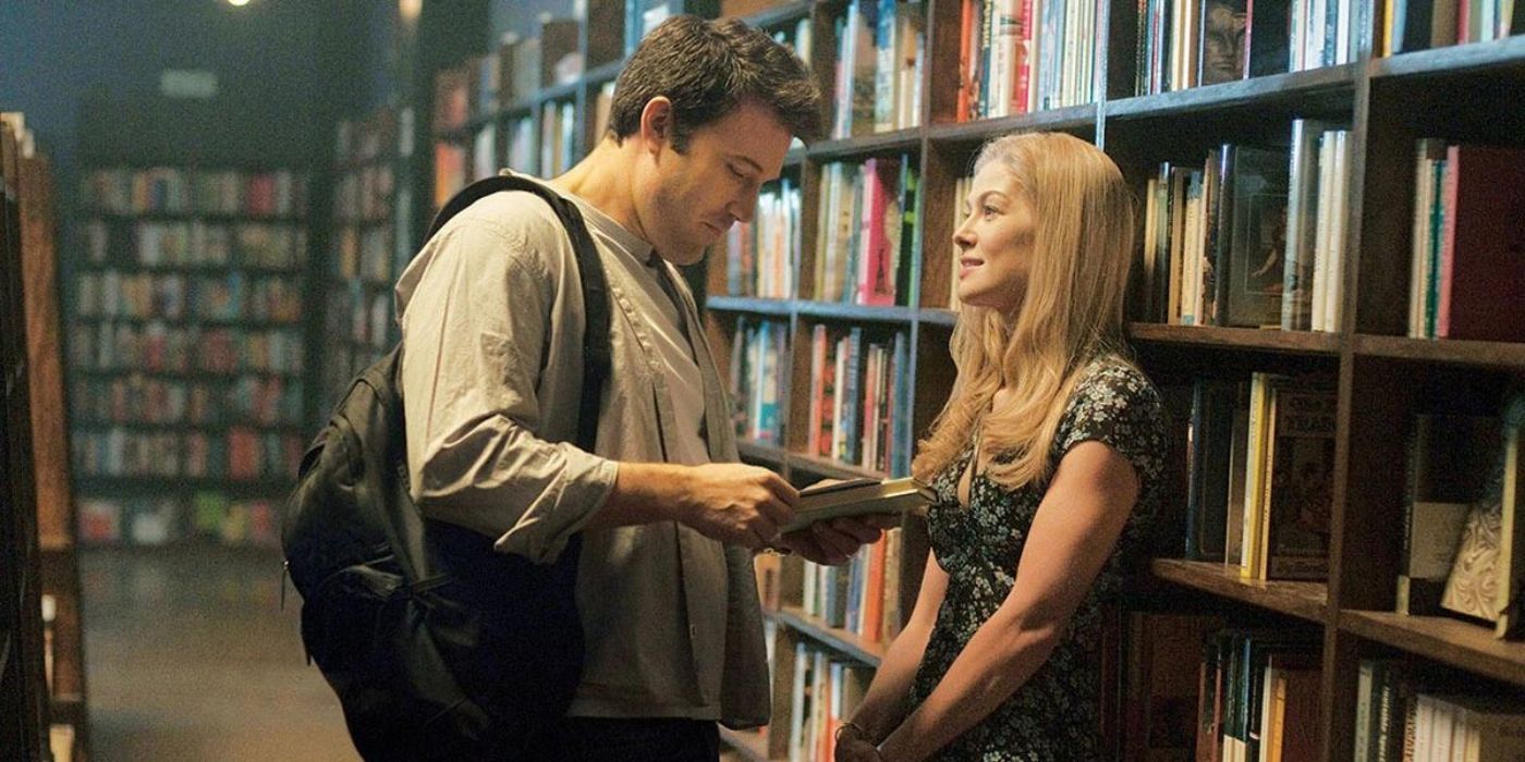 Ben Affleck e Rosamund Pike se encontram em uma livraria em Gone Girl, de David Fincher