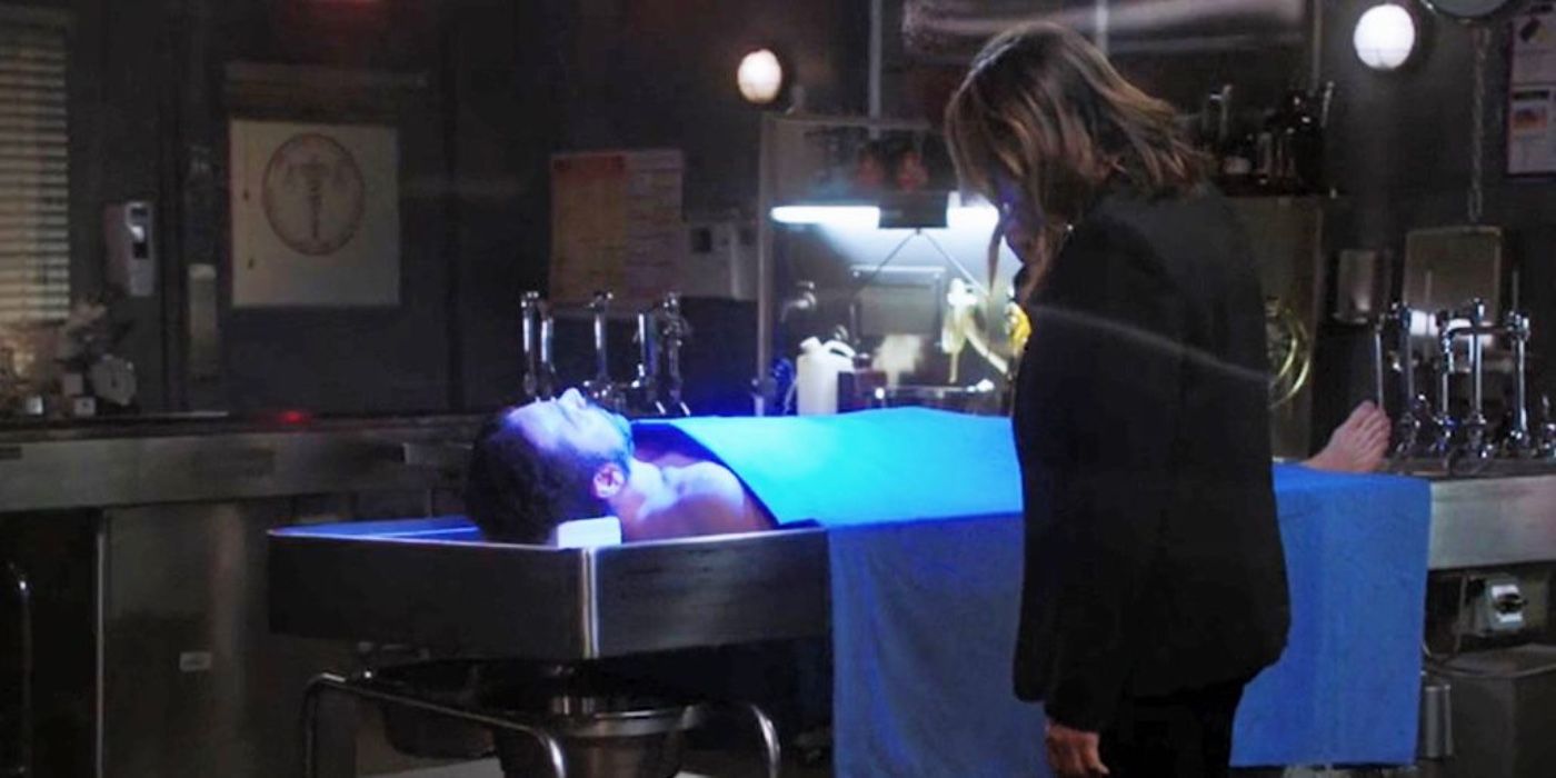 Benson olhando para um corpo no episódio SVU Murdered At A Bad Address
