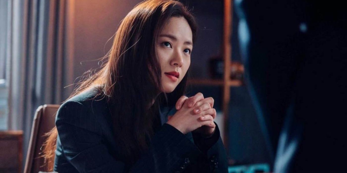 Cha-young with her hands folded in the K-drama Vincenzo