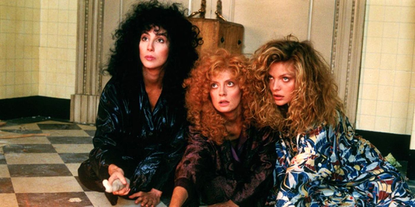 Cher, Susan Sarandon e Michelle Pfieffer em Bruxas de Eastwick no chão