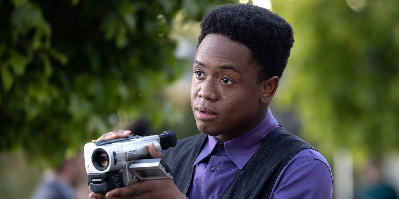 Jeff holds a video camera in the Cruel Summer season 2 premiere.