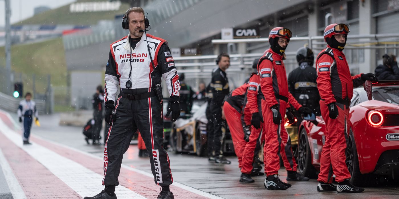 Gran Turismo: foto do filme mostra atores e traje de corrida