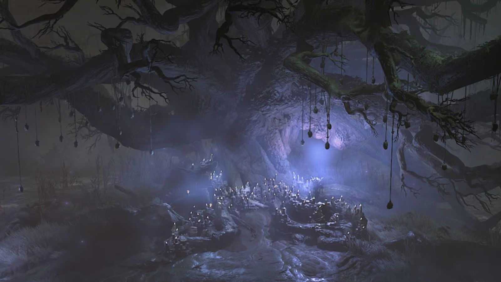 The Tree of Whispers in Diablo 4 عبارة عن شجرة ميتة معقودة محاطة بالشموع والضباب الأرجواني ، مع زخارف تتدلى من الفروع.