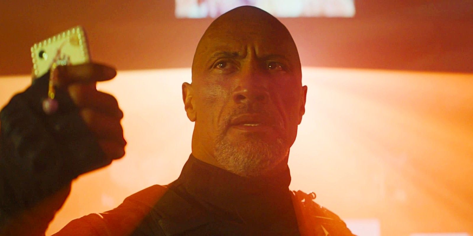 Dwayne Johnson como Hobbs parece furioso mientras sostiene un teléfono en Fast X