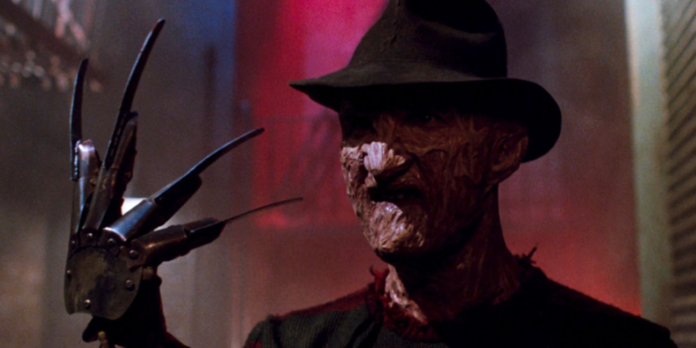 Robert Englund como Freddy Krueger blandiendo sus mortíferos cuchillos en Pesadilla en Elm Street.
