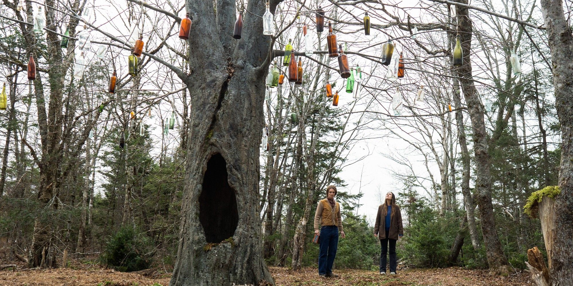 Victor e Tabitha parados perto da Bottle Tree no episódio 10 da 2ª temporada