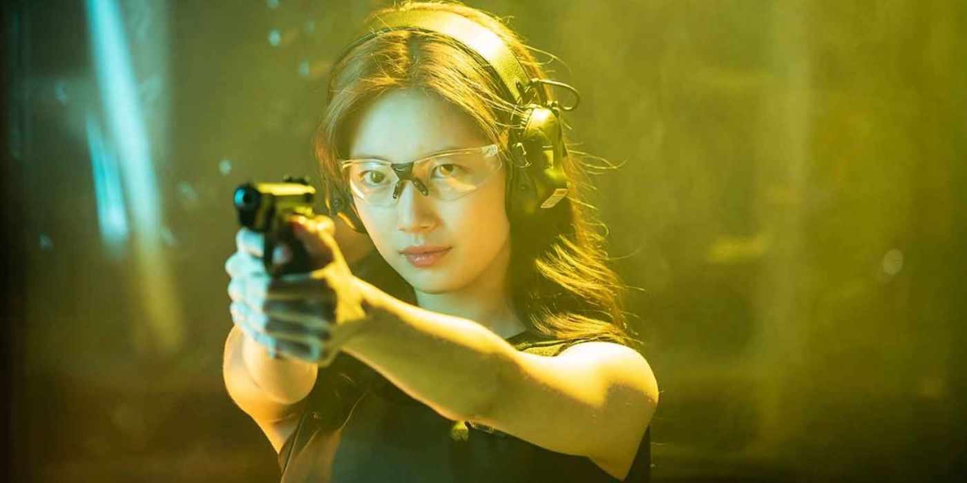 Hae-ri holding a gun in the K-drama Vagabond