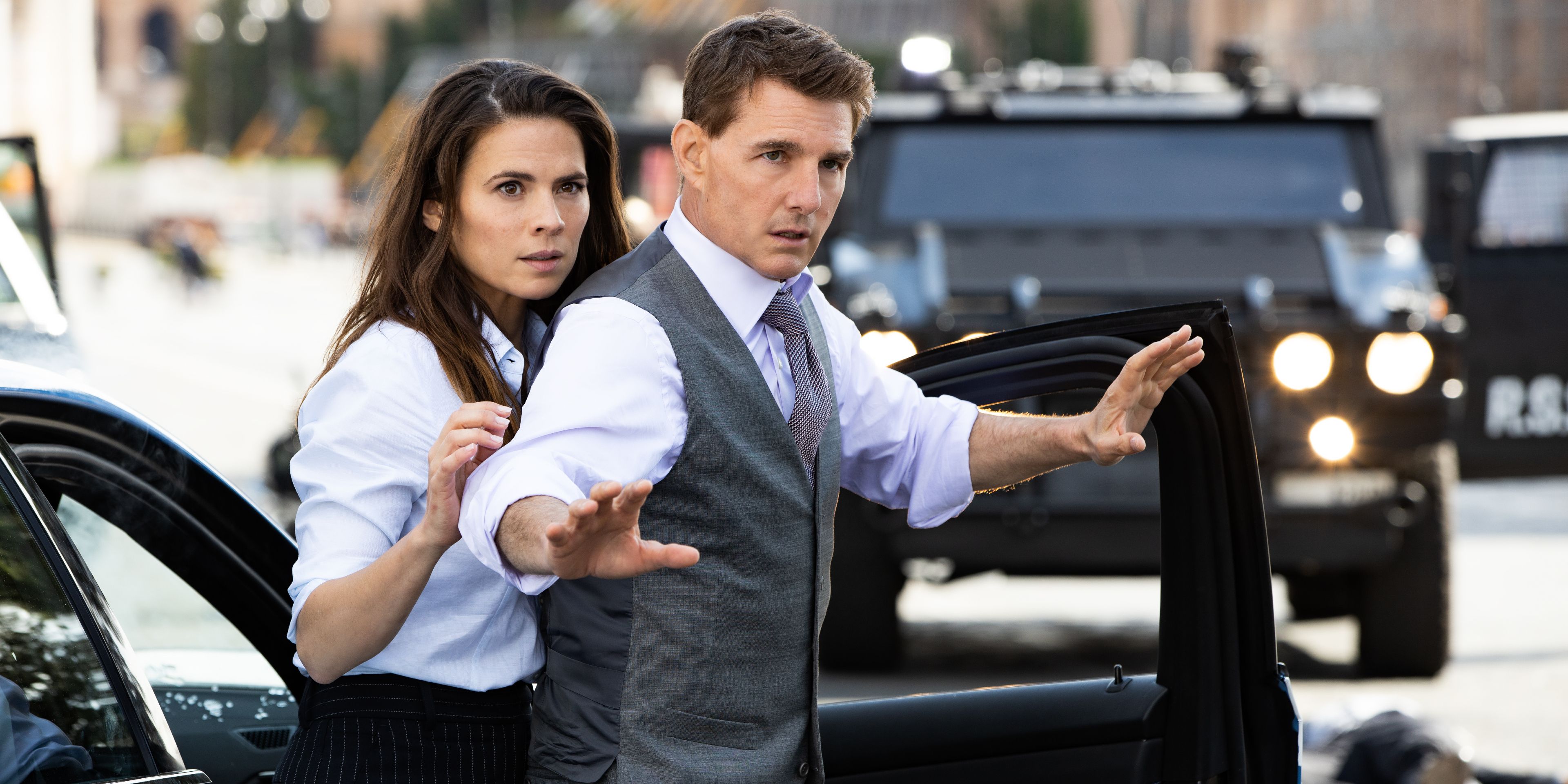 Haley Atwell and Tom Cruise in Mission Impossible 7 Dead Reckoning