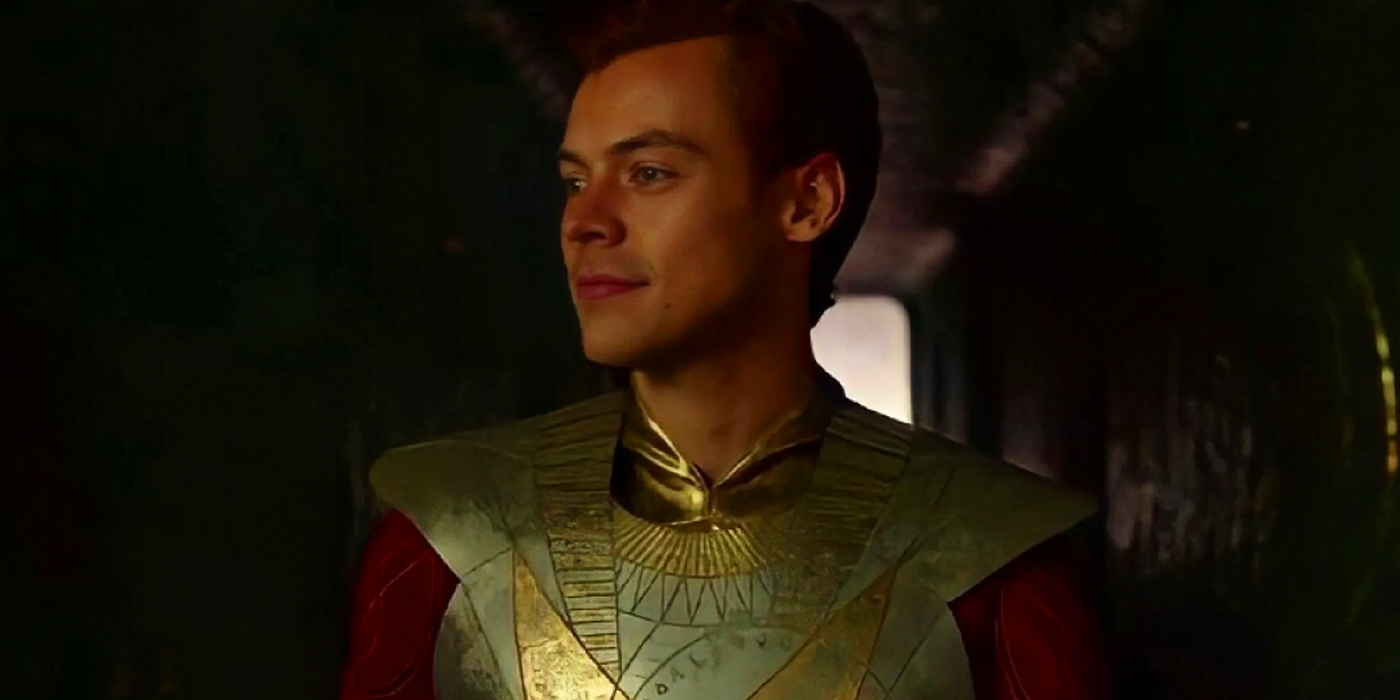 Harry Styles como Eros, também conhecido como Starfox em Eternos, olhando fora da tela