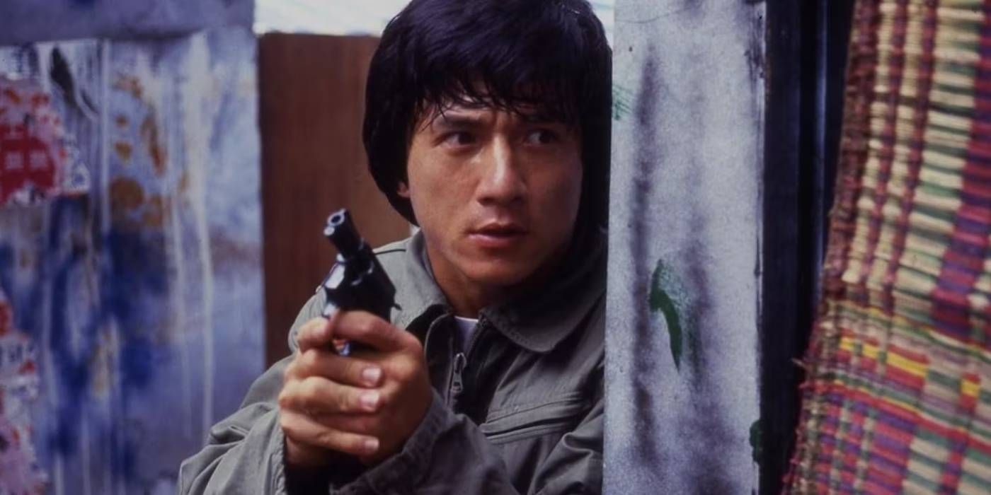 جاكي شان يحمل مسدسًا في فيلم Police Story