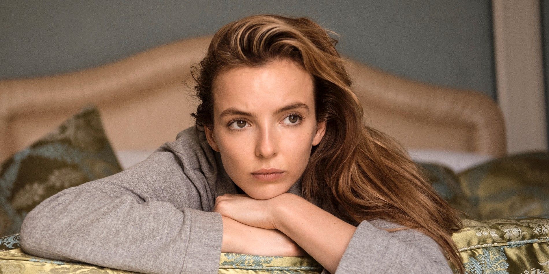 Jodie Comer como Villanelle deitada em uma cama em Killing Eve