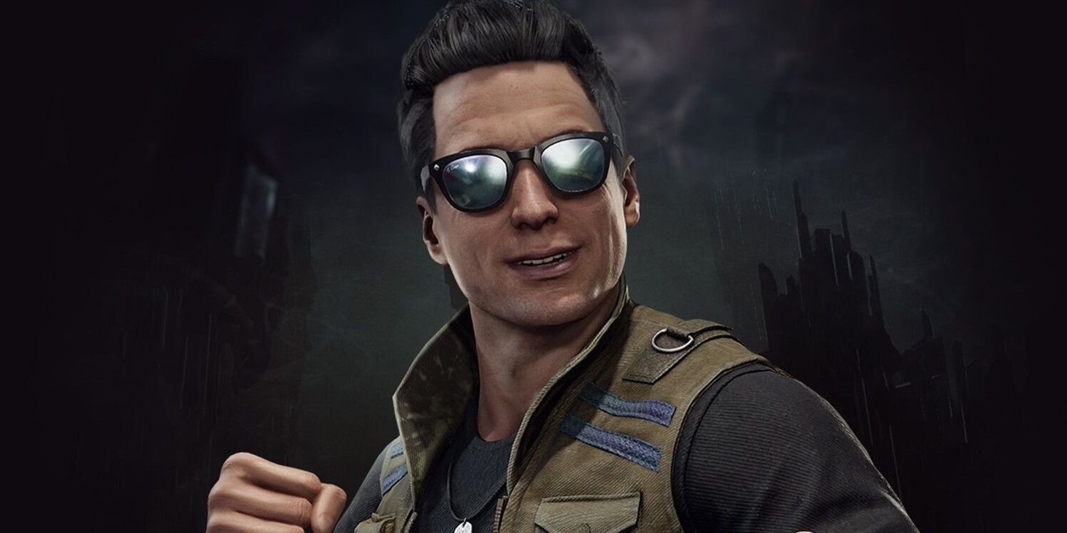 Johnny Cage smiling with his arms fist in Mortal Kombat