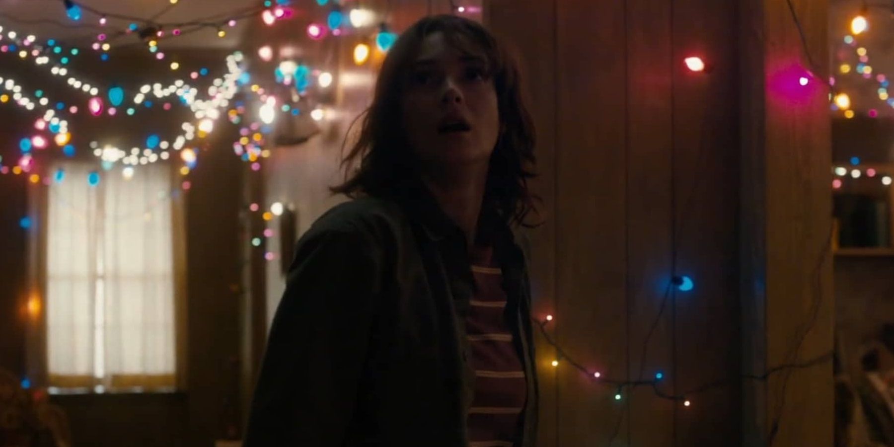 Joyce rodeada de luces en Stranger Things