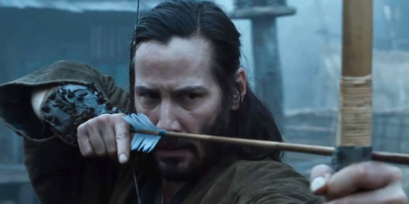 Kai (Keanu Reeves) disparando arco e flecha em 47 Ronin