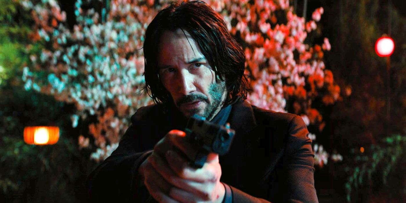 Keanu Reeves tiene un arma como John Wick en John Wick: Capítulo 4.