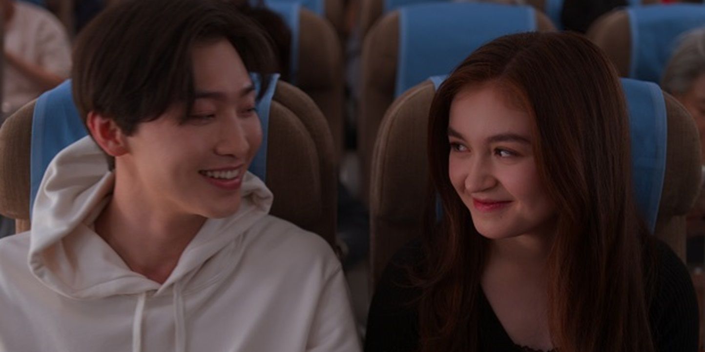 Kitty e Min Ho sorriem um para o outro em um avião em XO Kitty