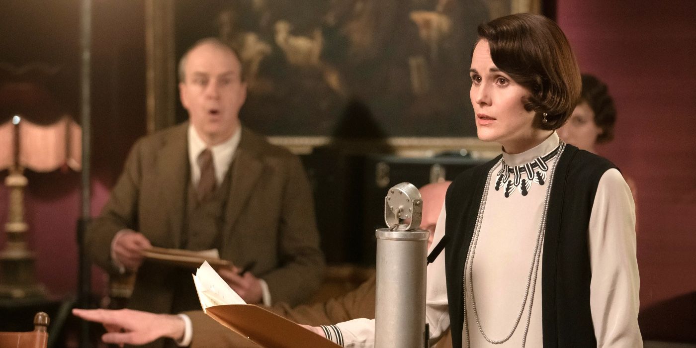 Lady Mary habla por un micrófono en Downton Abbey: A New Age