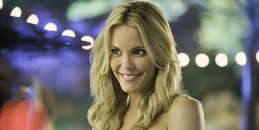 Leslie Bibb looking sideways and smiling in Zoookeeper