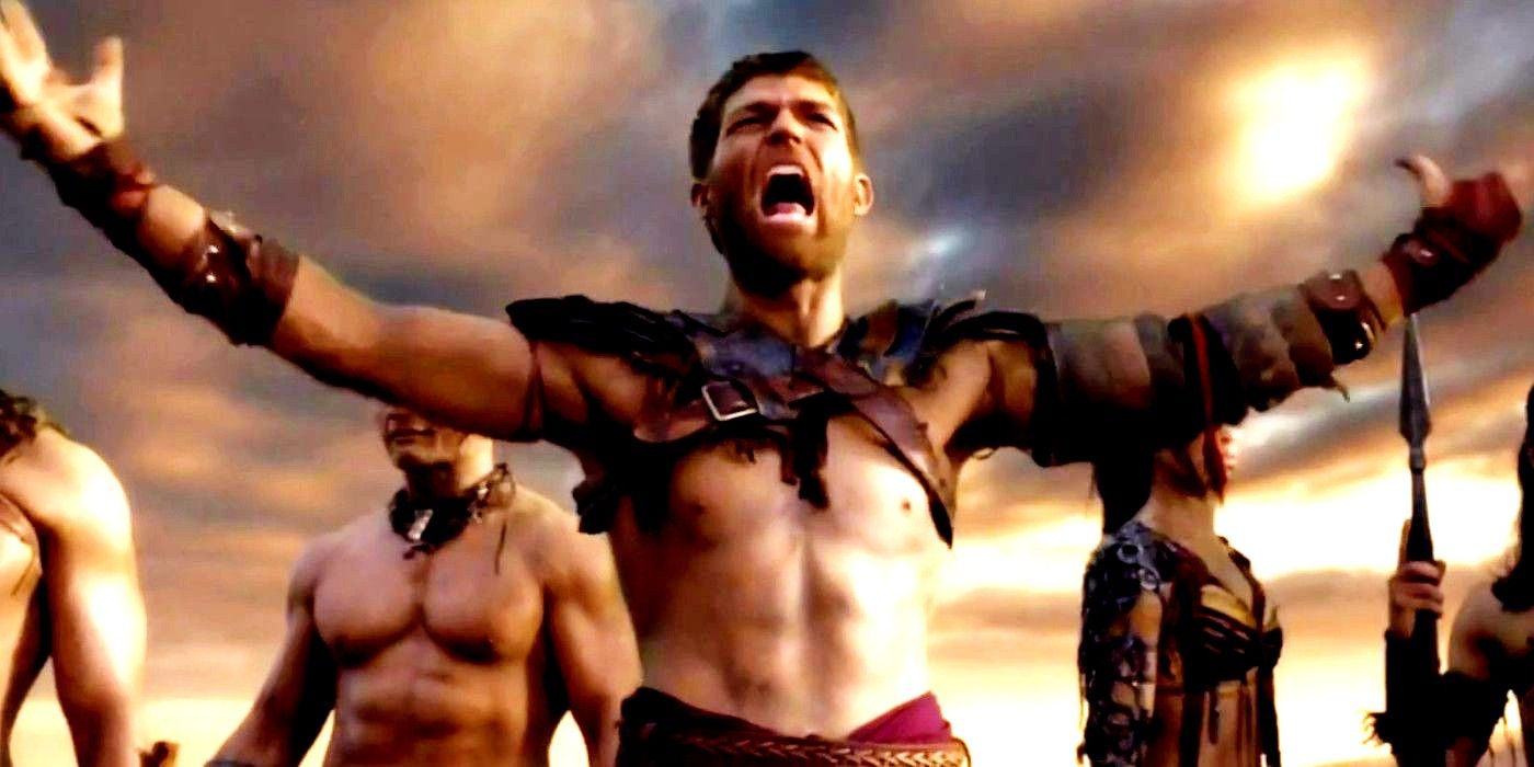 Liam McIntyre como Spartacus gritando com os braços abertos