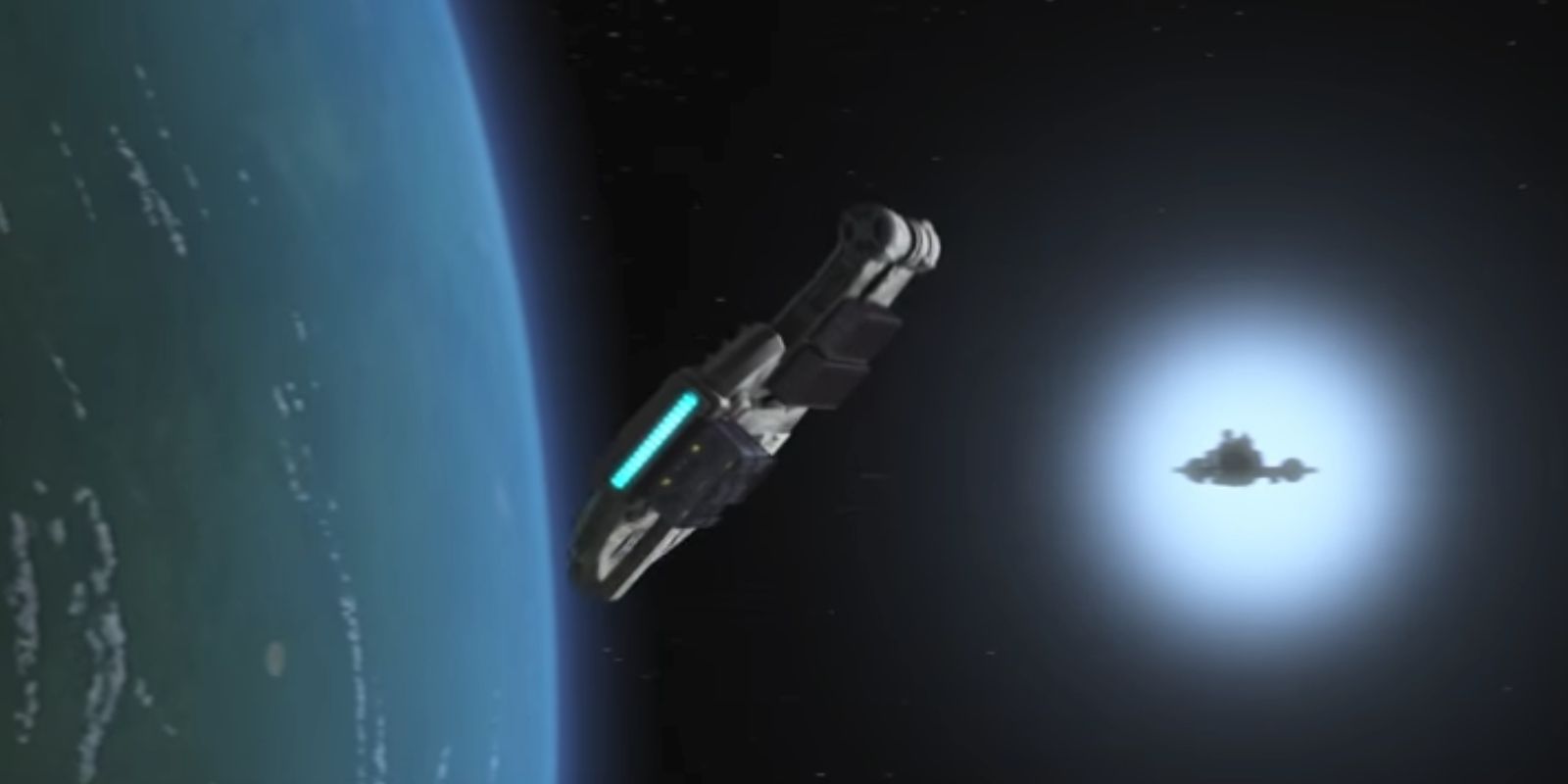 Sebuah kapal melingkar, sedikit asimetris mengelilingi planet biru saat kapal Kekaisaran mendekat dari kejauhan di Star Wars Rebels.