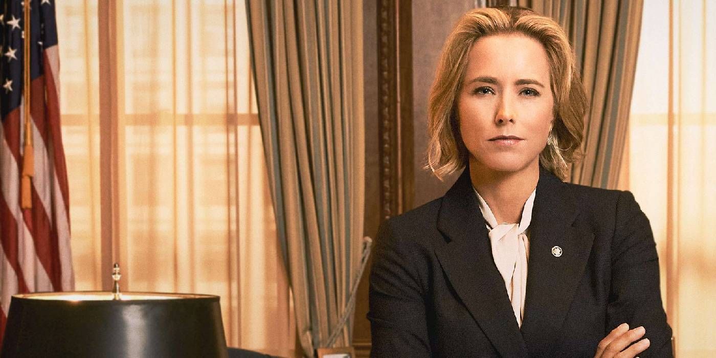 Elizabeth (Tea Leoni) cruzando os braços no Salão Oval em Madam Secretary