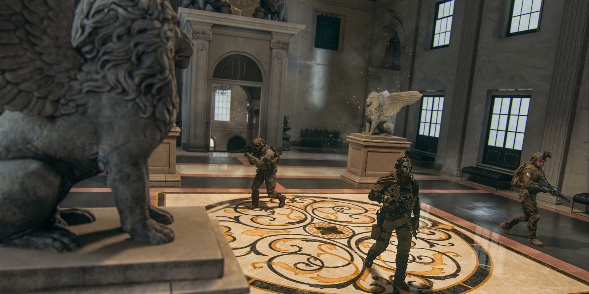 Sekelompok karakter pemain berzirah berat menjelajahi museum seni di peta Vondel Warzone 2 yang baru.  Mereka berjalan melewati patung gryphon, di lantai mewah dengan desain hitam dan emas. 