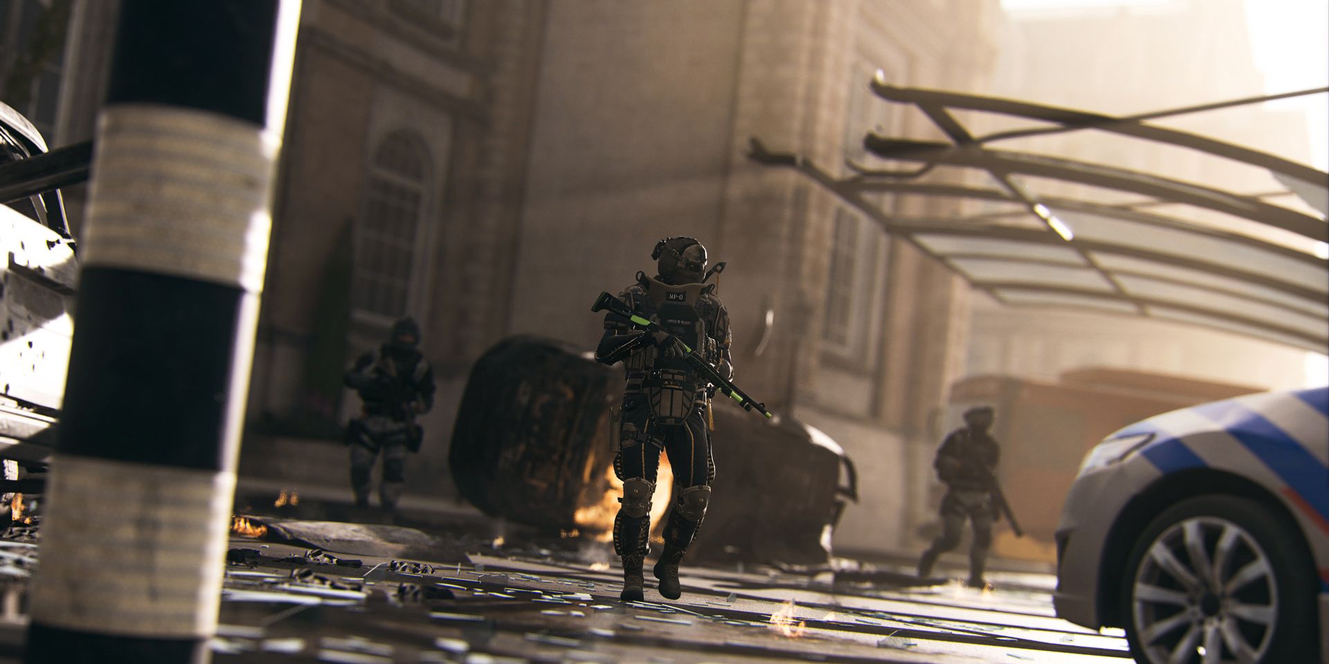 Sekelompok karakter pemain berbaju besi berat mencari reruntuhan stasiun kereta api di peta Vondel Warzone 2 yang baru.