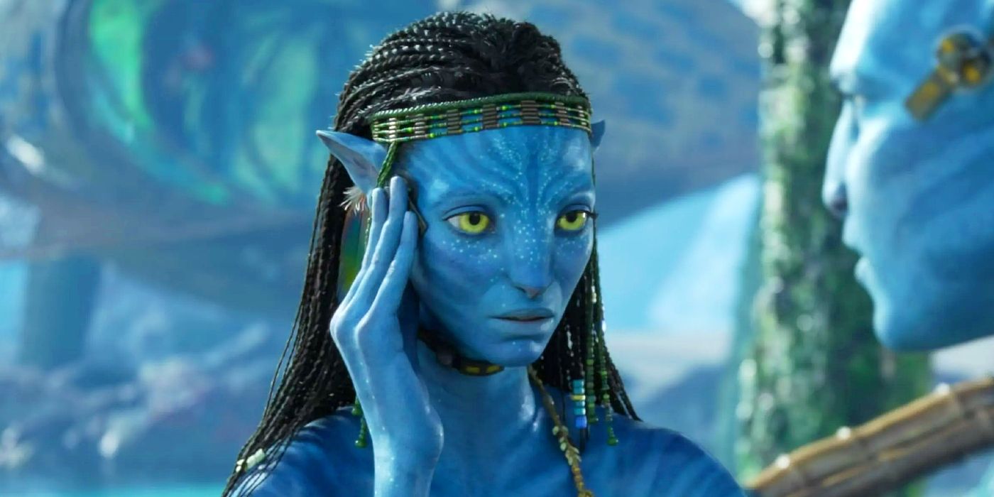Neytiri holding her hand to her head in Avatar: The Way of Water.
