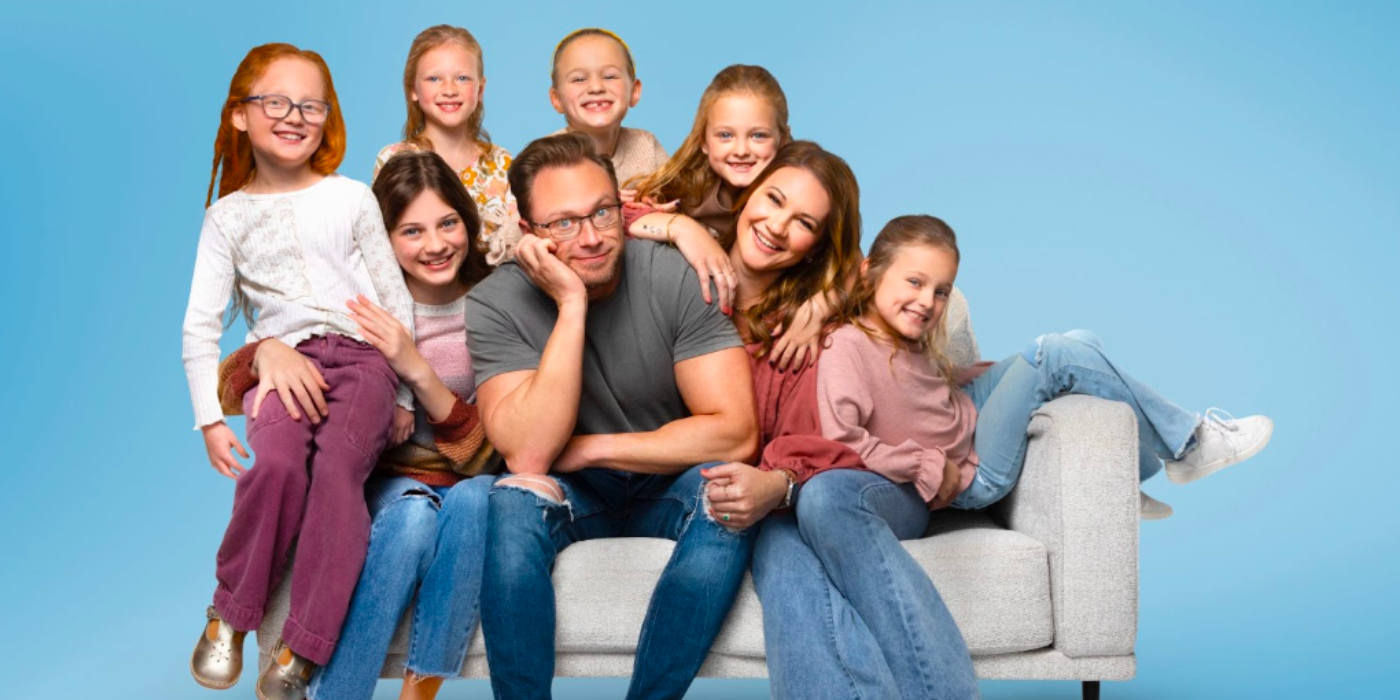 OutDaughtered family sitting on a couch