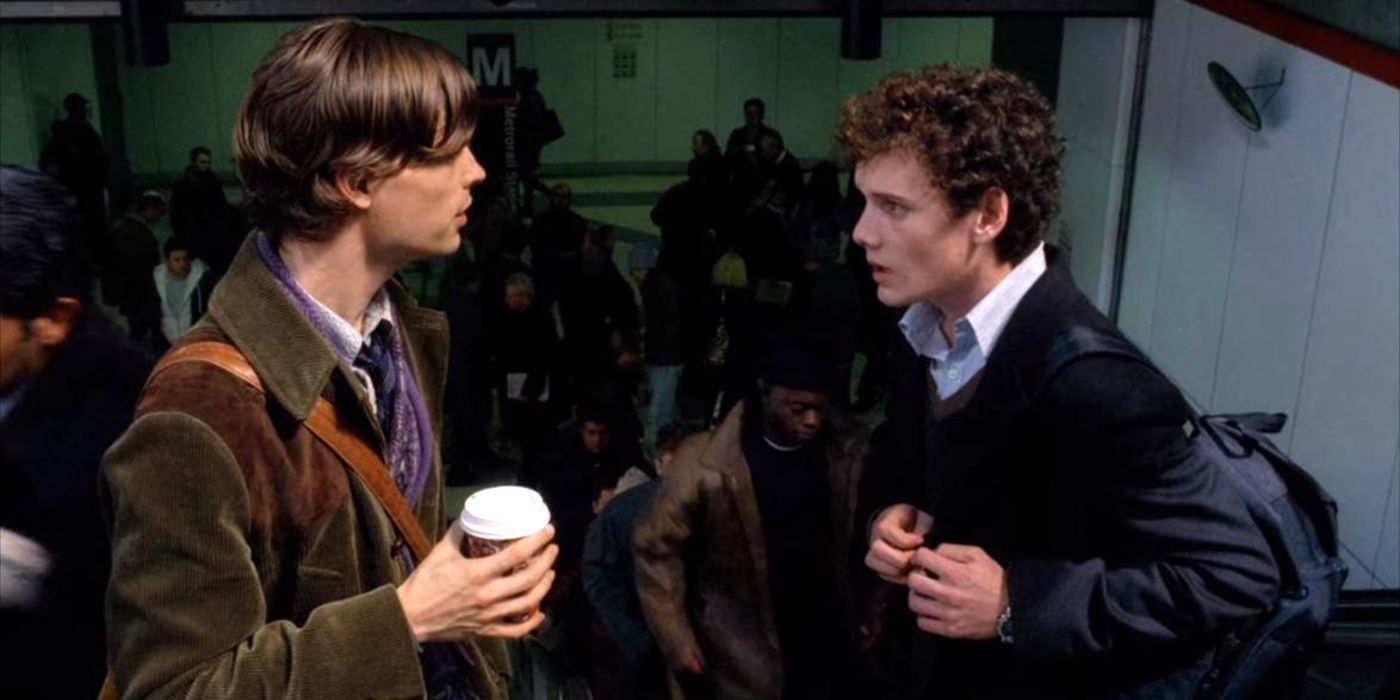 Reid e Nathan conversam no meio de uma movimentada estação de trem em Criminal Minds.