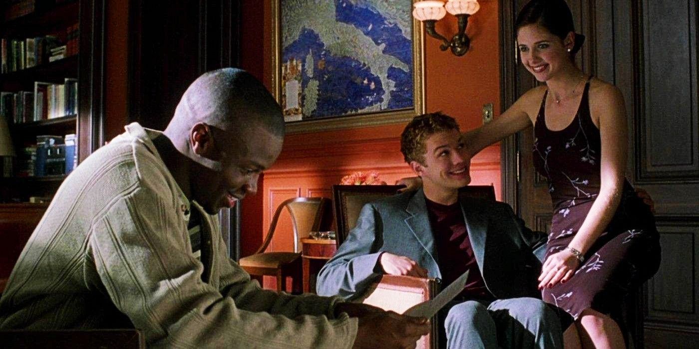 Sean Patrick Thomas sitting with Ryan Phillippe and Sarah Michelle Gellar in Cruel Intentions