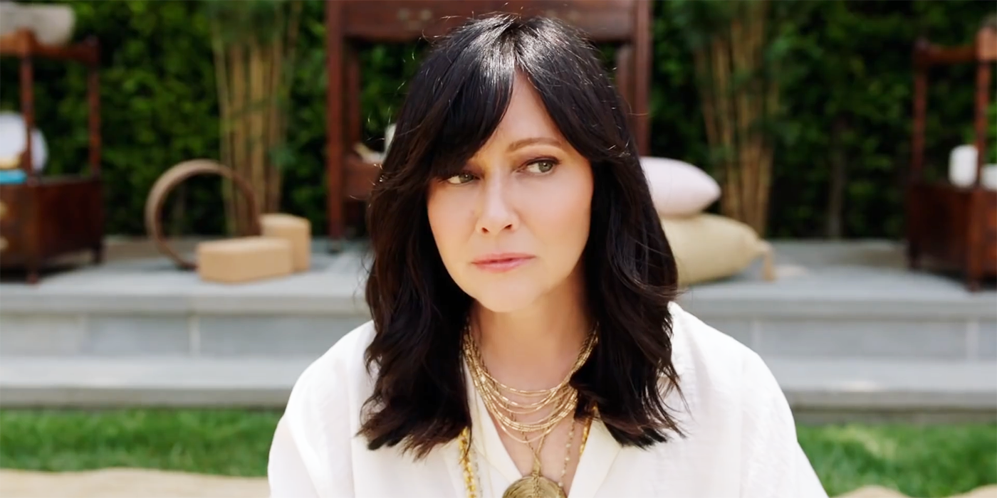 Shannen Doherty looking to the left
