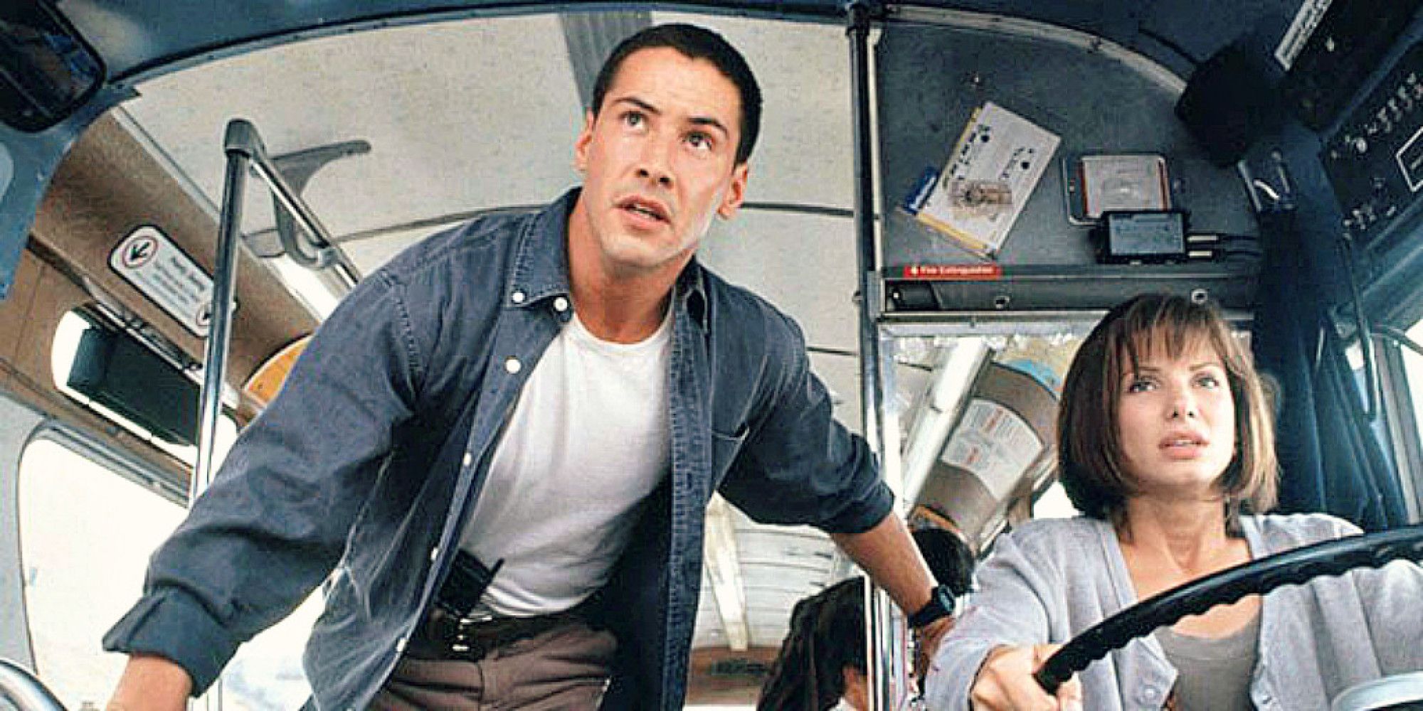 Sandra Bullock dirige o ônibus e Keanu Reeves a guia no filme Speed.