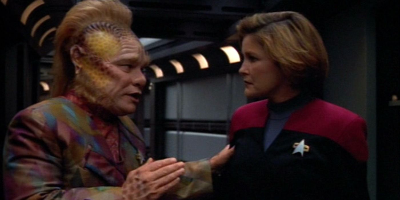 Ethan Phillips as Neelix and Kate Mulgrew as Janeway have a discussion in Star Trek: Voyager season 4, episode 12, 