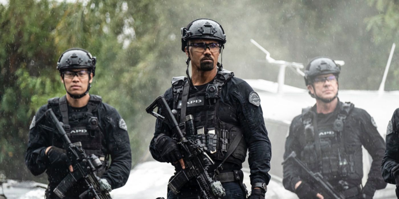 Três membros da SWAT usam equipamento tático completo na SWAT na CBS