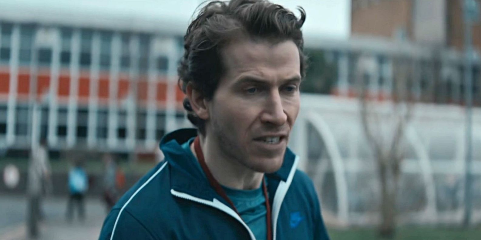Carl wears a green tracksuit in The Lazarus Project season 1, episode 1.