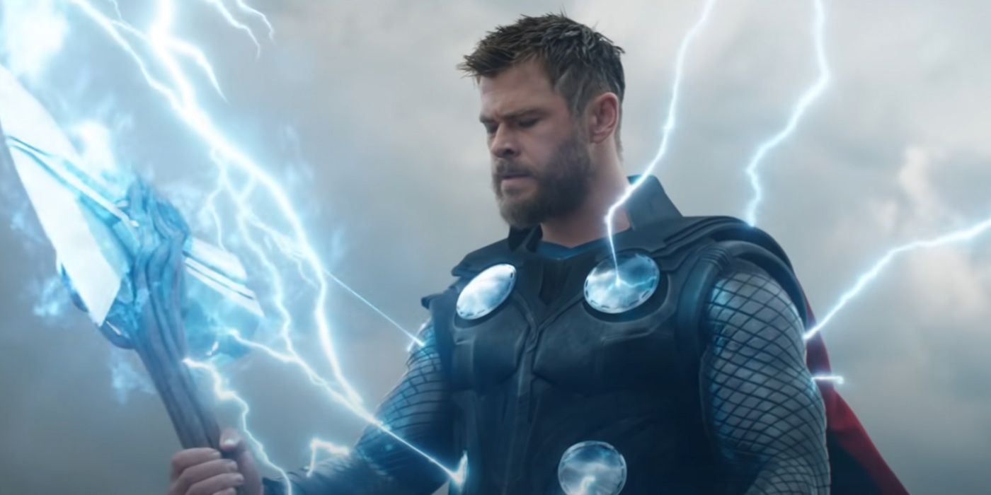 يقوم Thor برفع Stormbreaker في مقطورة Endgame