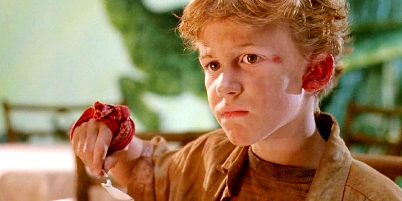 Tim olhando para Lex enquanto segura algo em Jurassic Park