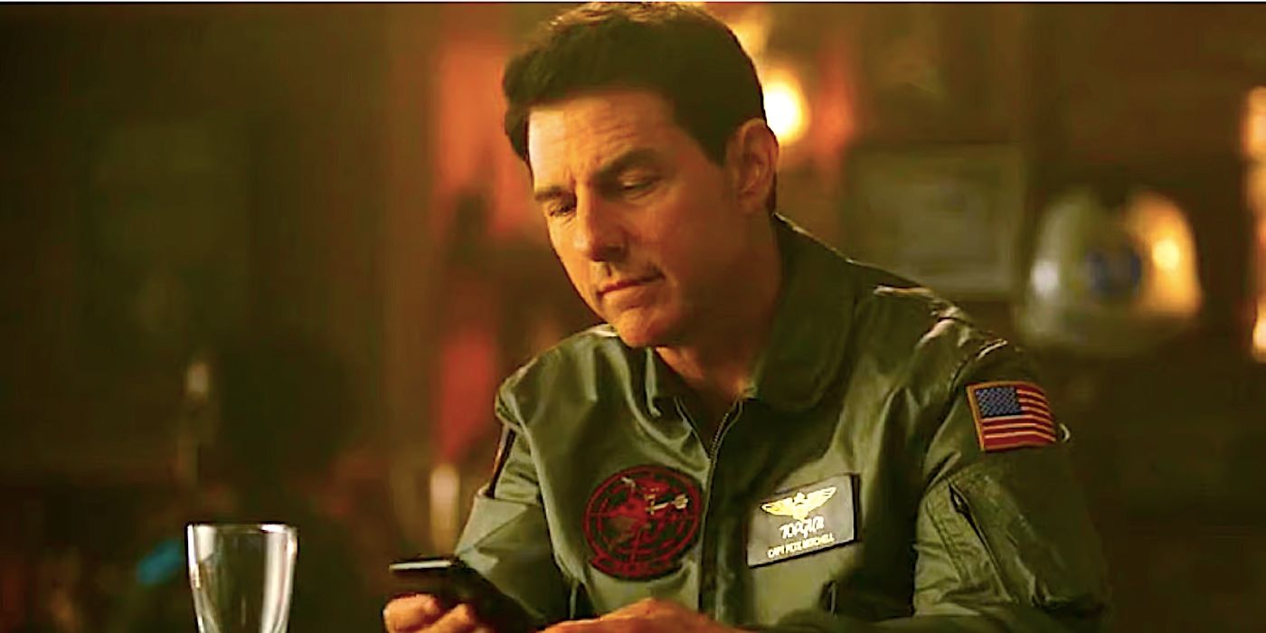 Tom Cruise's Maverick يتحقق من هاتفه في Top Gun Maverick