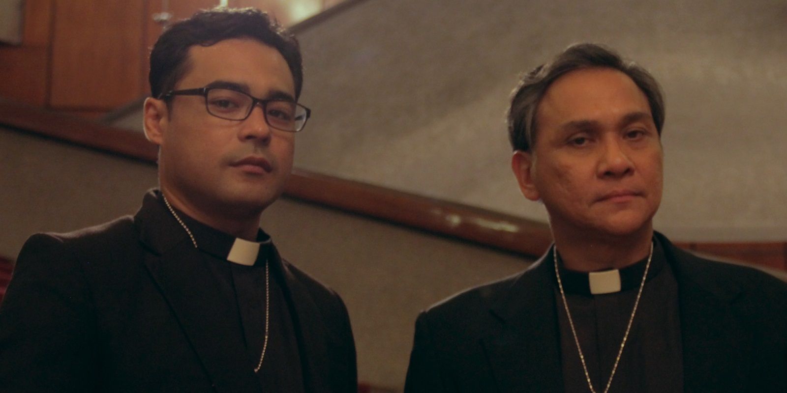 Dois sacerdotes em círculos cada vez menores