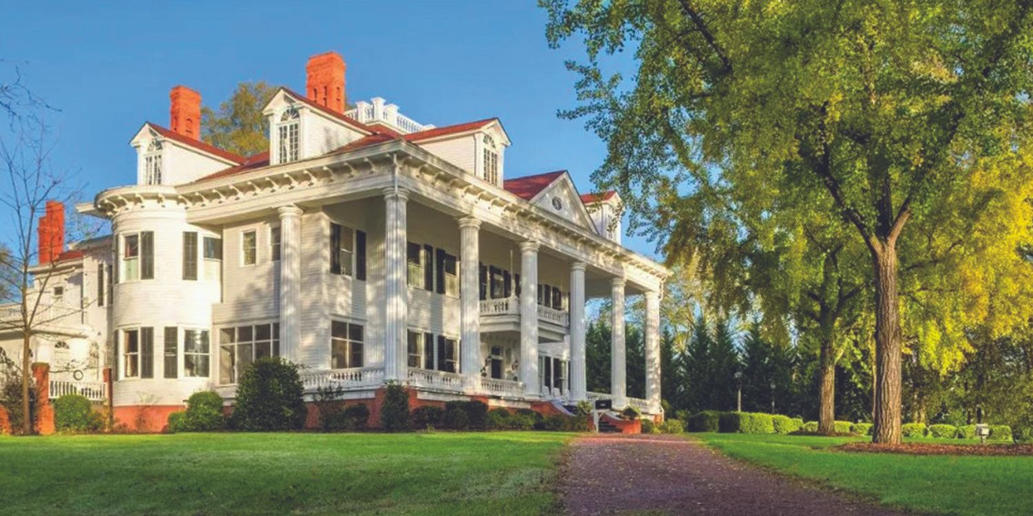 Lockwood Mansion in Vampire Diaries is actually Twelve Oaks Bed and Breakfast in Georgia